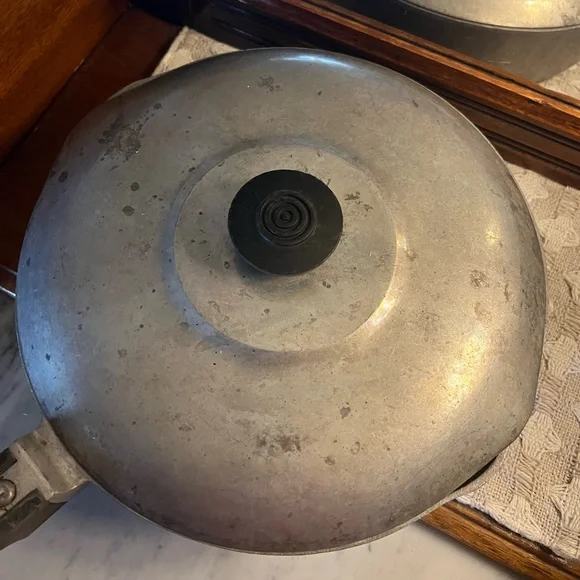 GHC PROFESSIONAL Vintage Dual Spout *MAGNALITE* 10' Diameter Skillet with Handle - Picture 3 of 8